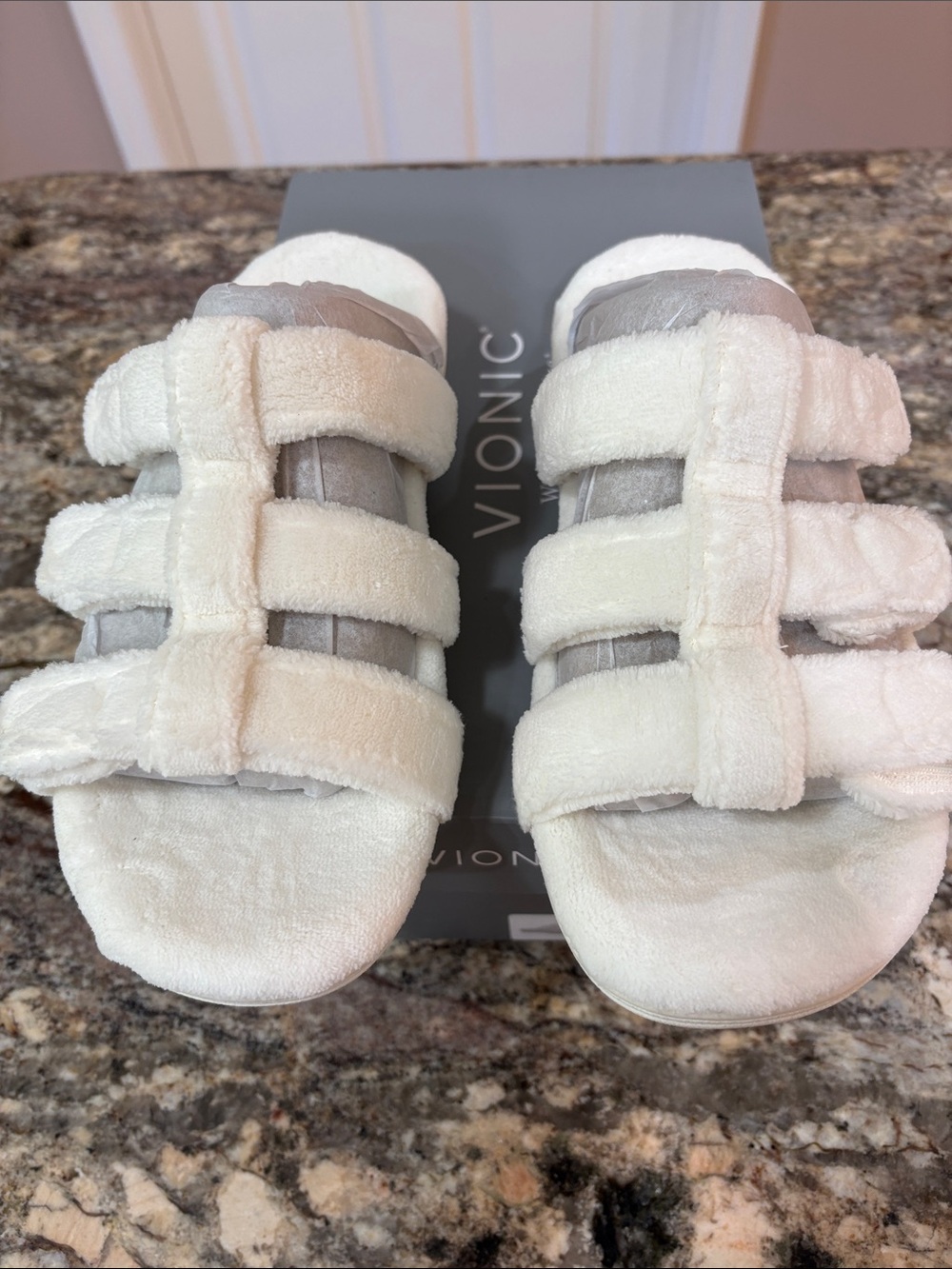 NWT Vionic Women’s Slippers